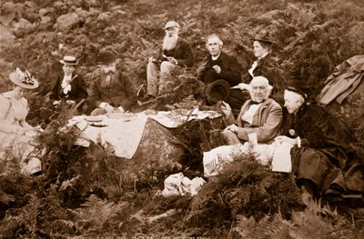 Gladstone beim Picknick am Black Craig Castle, Druck von J. Valentine, 1893 von English Photographer